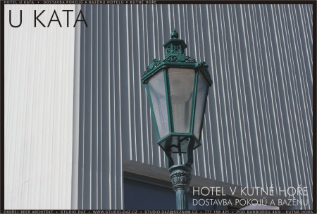 HOTEL U KATA - Kutná Hora | Vytváření městotvorného nároží. Svislá kanelace si v čase pohrává s měnícím se denním světlem.